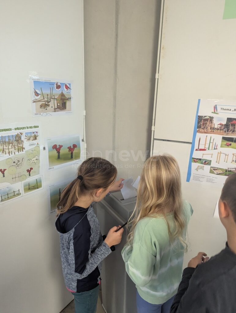 Grundschüler an der Wahlurne: Kinder entscheiden demokratisch über neuen Spielplatz - tennews SCHROBENHAUSEN - 🗳️ Besondere Wahl an der Grundschule Mühlried! Grundschüler entscheiden noch bis Freitag (10.10.2025) demokratisch über neuen Spielplatz! 🎡