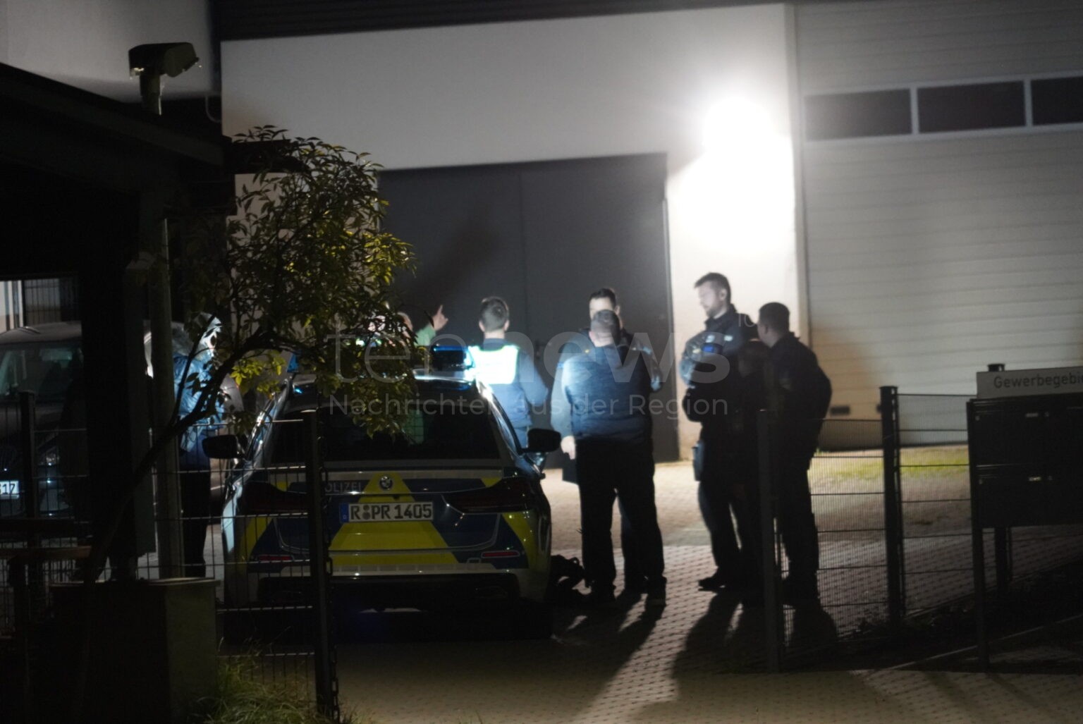 POSTBAUER-HENG - Raubüberfall am Mittwoch (08.10.2025) im Gewerbegebiet! Drei Verletzte nach Attacke - Täter flüchten mit dunklem Auto - Großfahndung!