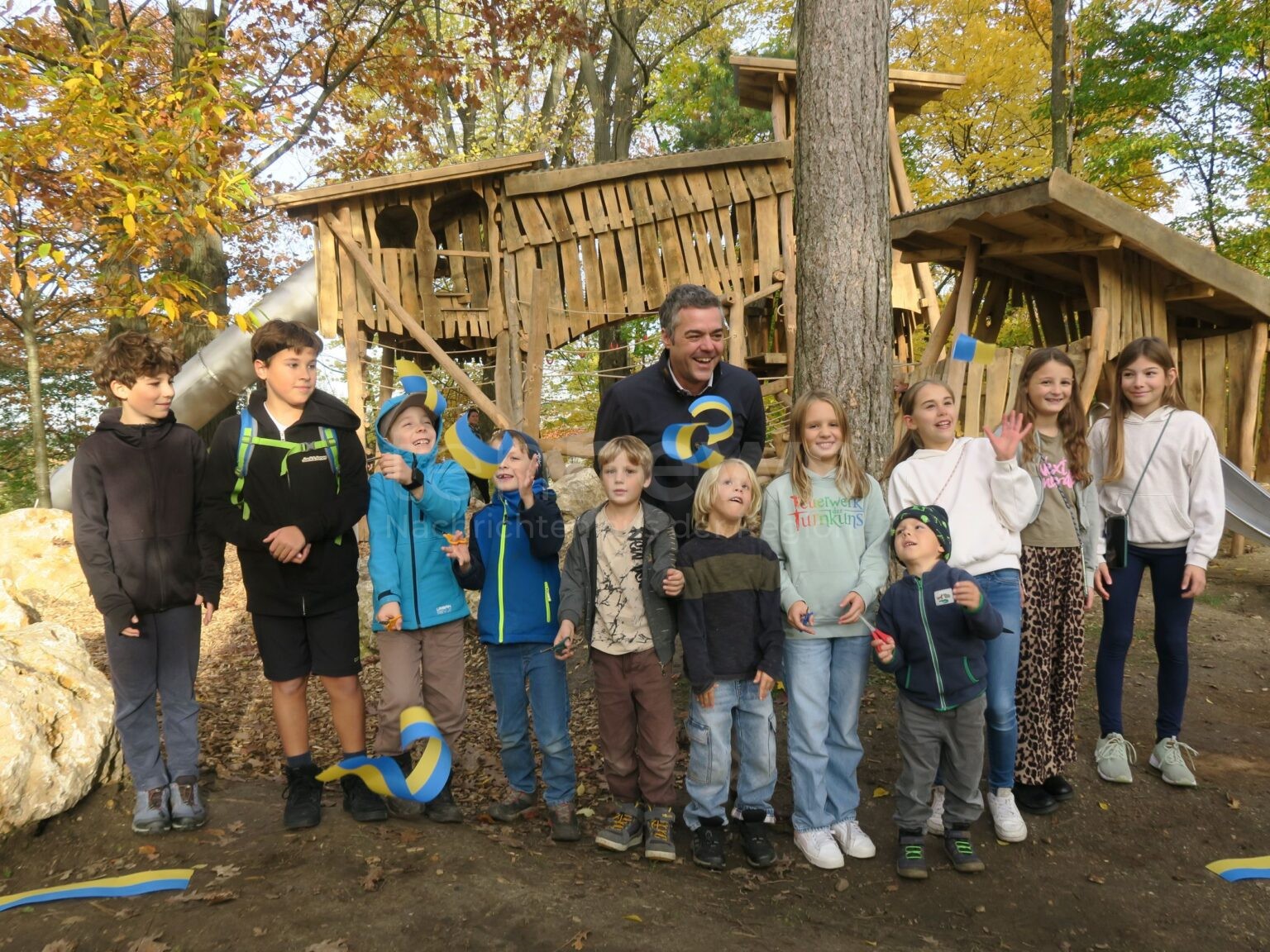 Kletterbaumhaus und Tunnelrutsche: Neuer Spielplatz begeistert Kinder! - tennews PFAFFENHOFEN AN DER ILM - 🎠 Neuer Spielplatz an der Kreppe eröffnet! Mit Kletterbaumhaus, Tunnelrutsche & Co - Ergebnis Bürgerbeteiligung! 🌳