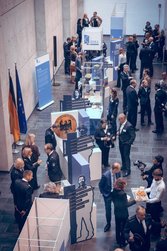 BERLIN - 🎉 Zoll feiert am Mittwoch (08.10.2025) 75-jähriges Jubiläum! Klingbeil kündigt 1.000 neue Stellen und Strategie "Zoll 2030" an! 🚔