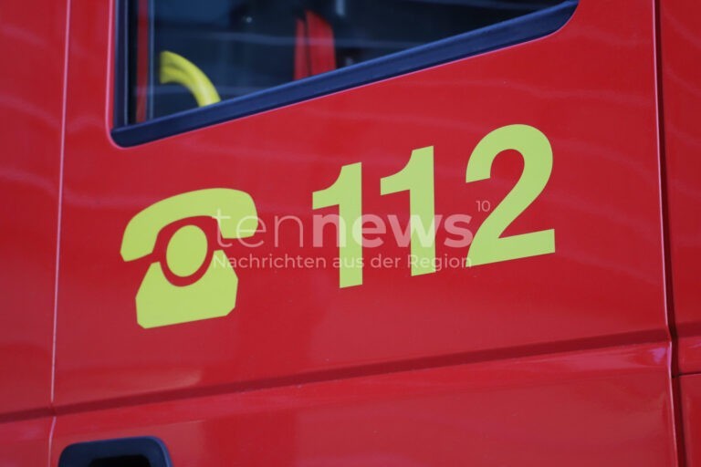 PFAFFENHOFEN AN DER ILM - 🔥 Brandstiftung am Sonntag (05.10.2025) an Mittelschule! Unbekannter zündet Mülleimer an - Feuerwehr löscht rasch, Zeugen gesucht! 🚒