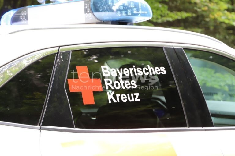 STEINBACH AM WALD - 🚑 Herzinfarkt direkt vor BRK-Rettungswache! Lasterfahrer (54) bricht zusammen, BRK reanimiert erfolgreich - Mann auf Weg der Besserung! ❤