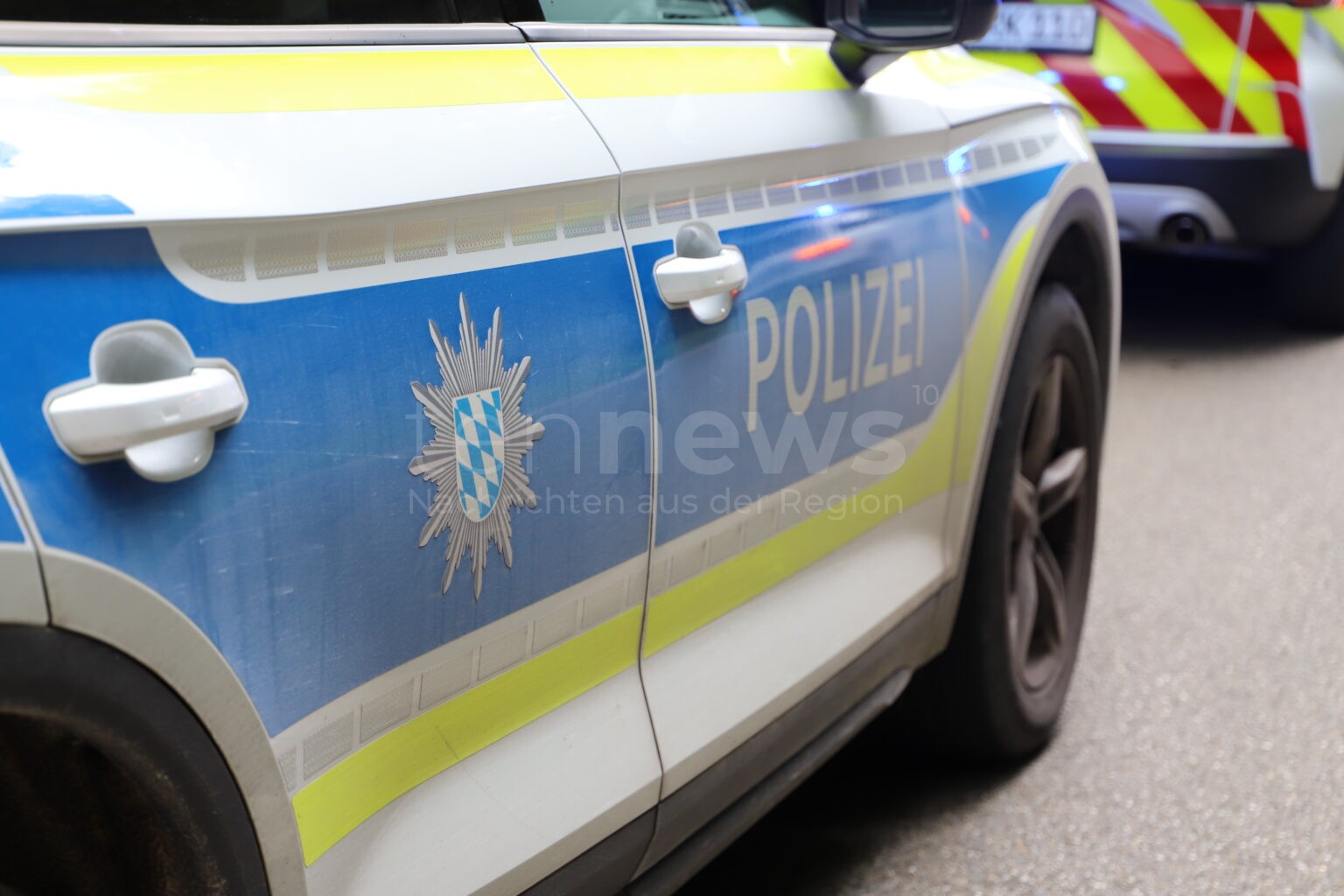 ST2245 BEI COLMBERG – 🚜 BMW kollidiert beim Überholen mit Traktor, Beifahrerin verletzt, hoher Sachschaden – Polizei ermittelt zum Unfall am Freitag (03.10.2025). 🚓