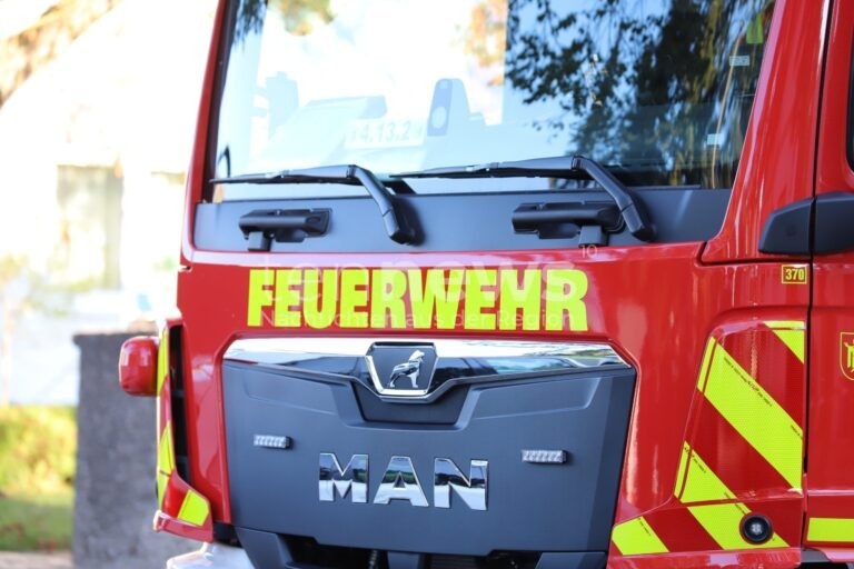 ZIRNDORF - 🔥 Brand am Mittwochabend (08.10.2025) in Reihenhaus! Feuer bricht im Keller aus - mehrere Feuerwehrleute behandelt! 🚒
