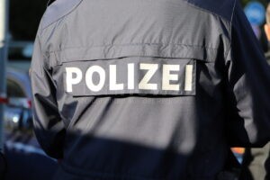 FREISING - 🚨 Falsche Polizisten am Montag (27.10.2025) unterwegs! Duo wollte E-Bikes kontrollieren - Seniorin (80) durchschaute Betrug! 🚴