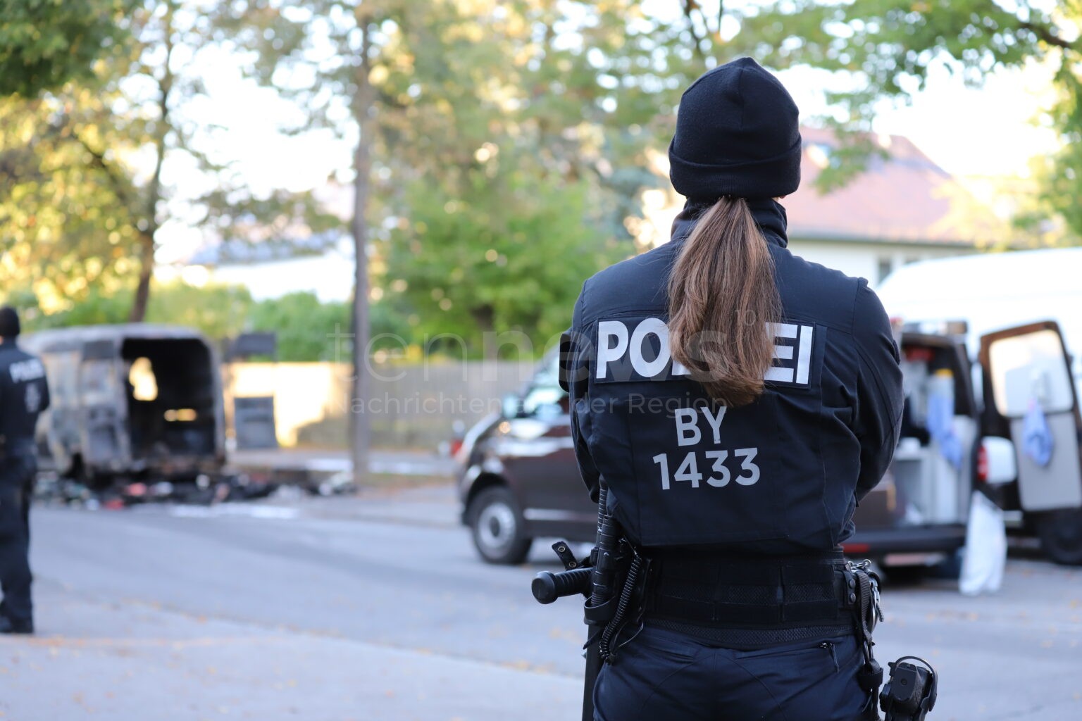 Betrunkene tritt Außenspiegel ab, attackiert und bespuckt Polizei - tennews ROSENHEIM - Betrunkene (43) tritt am Montag (06.10.2025) Außenspiegel ab und greift Polizei an! 1,5 Promille - Sachbeschädigung und tätlicher Angriff!