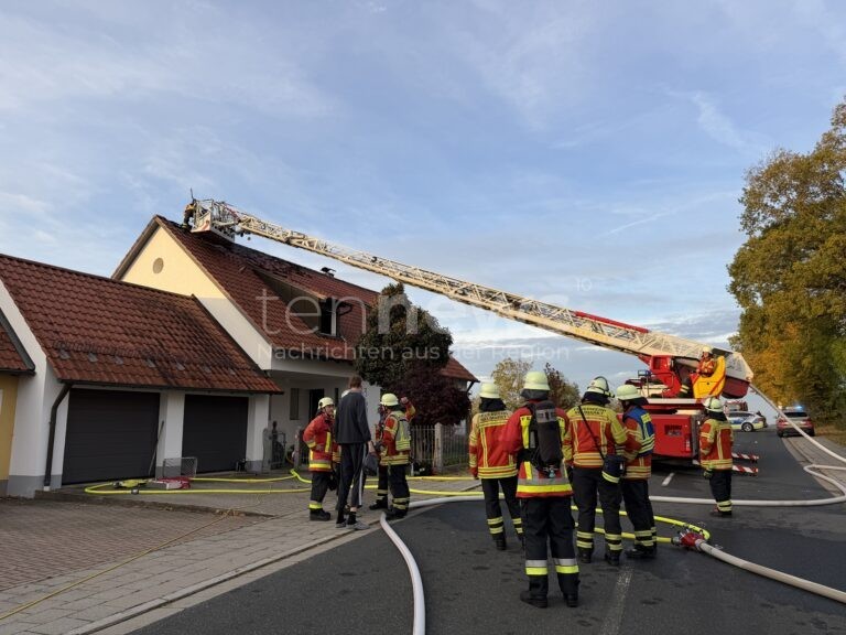 NEUMARKT - 🔥 Dachstuhlbrand am Montag (20.10.2025) in Stauf! Einfamilienhaus zerstört - 200.000 Euro Schaden! 🚒