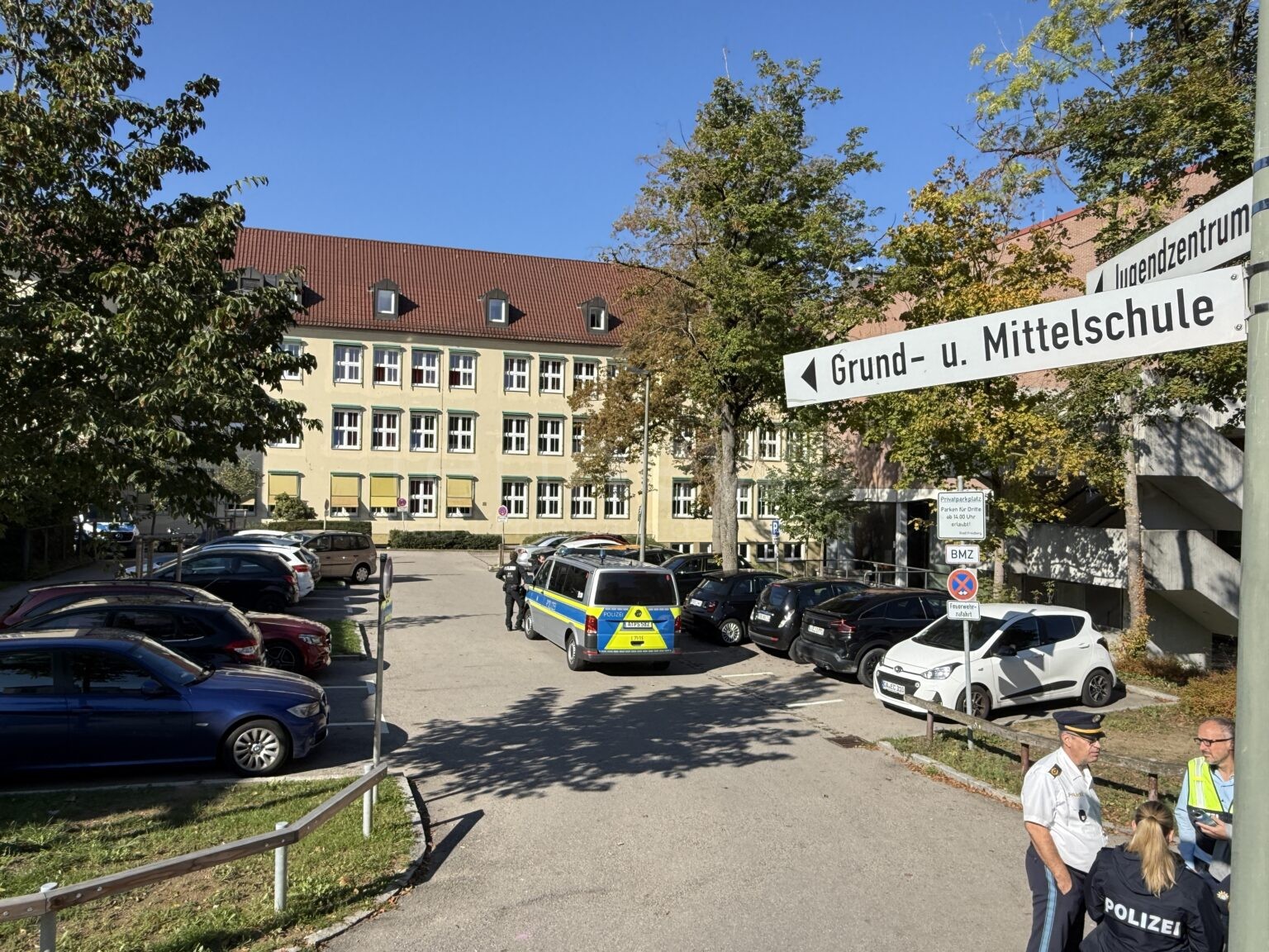 15-Jähriger geht mit Hammer auf ehemalige Mitschüler los! - tennews FRIEDBERG - 😳Schockierender Vorfall an der Mittelschule: 15-Jähriger schlägt mit Hammer auf Ex-Mitschüler ein. Zwei 14-Jährige verletzt. Ermittlungen laufen!🔨