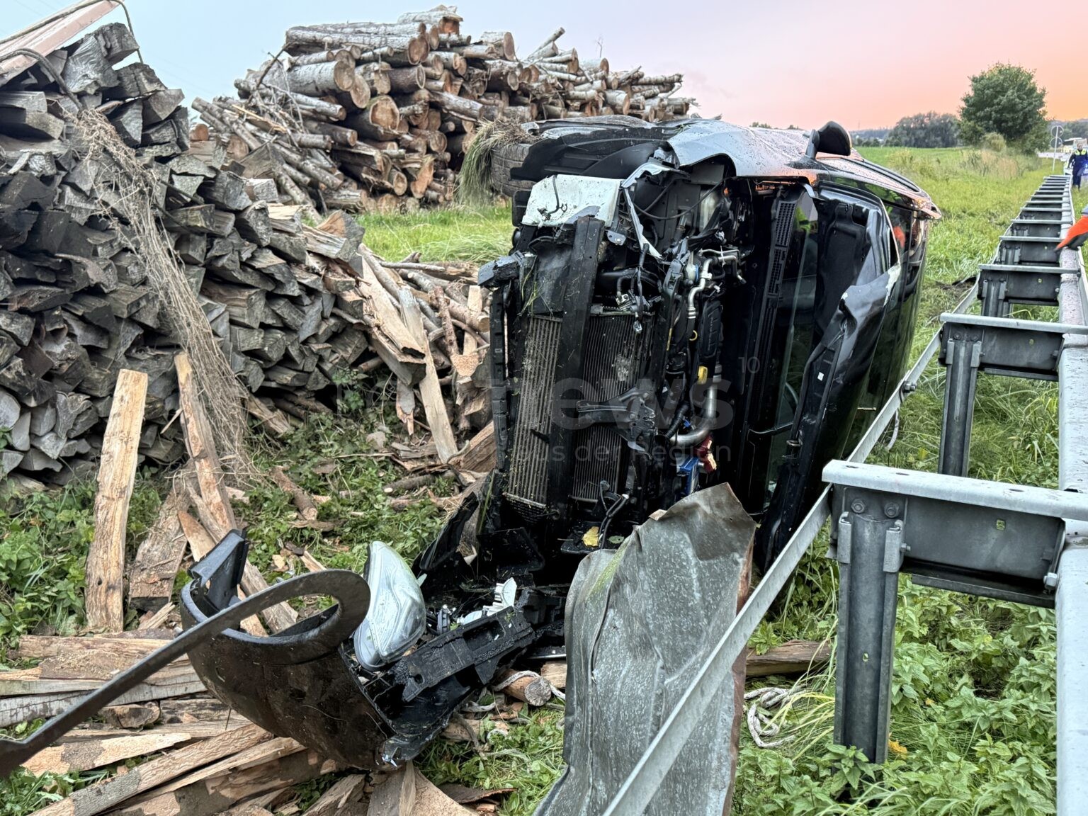 🚗 B300 BEI UNTERWITTELSBACH – Schutzengel wacht über Autofahrerin: Wagen schleudert am Samstag (04.10.2025) von Fahrbahn, Fahrerin bleibt unverletzt. 🚧