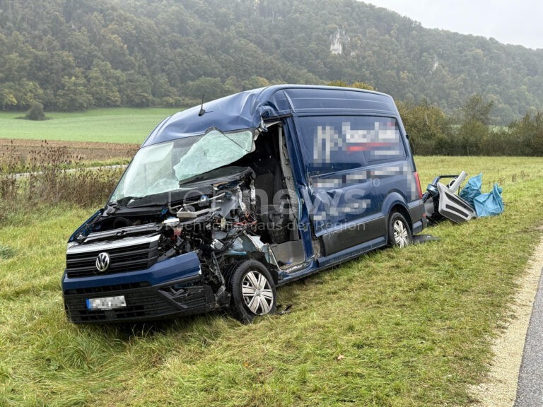 RIED - 🚛 Unfall am Montag (06.10.2025) auf St2047! Sattelzug-Auflieger bricht aus, Transporter-Fahrer (43) eingeklemmt - Feuerwehr befreit Verletzten! 🚒