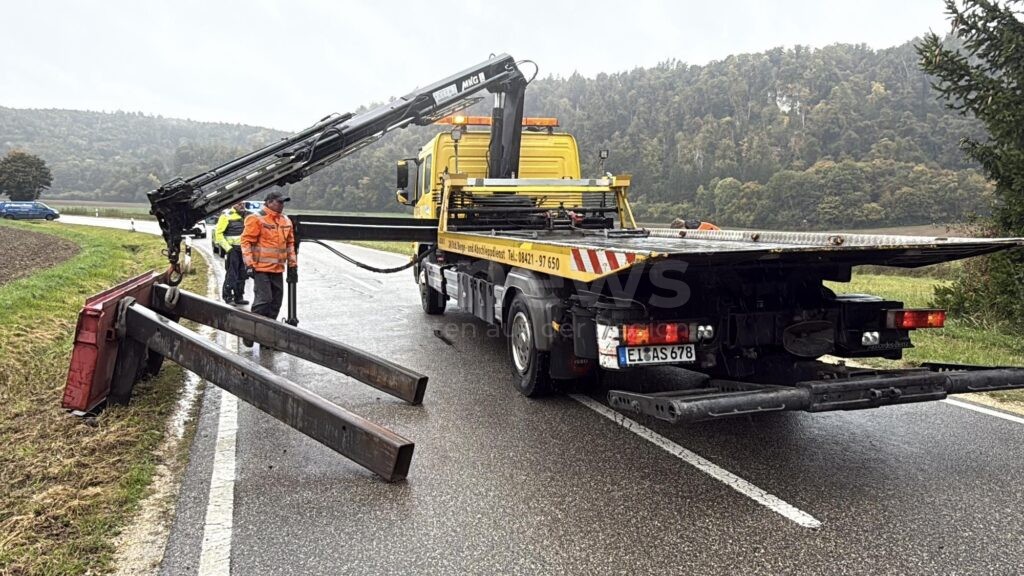 Schutzengel wacht ĂĽber Fahrer: Transporter kracht in Kurve in Sattelzug - tennews RIED - đźš› Unfall am Montag (06.10.2025) auf St2047! Sattelzug-Auflieger bricht aus, Transporter-Fahrer (43) eingeklemmt - Feuerwehr befreit Verletzten! đźš’