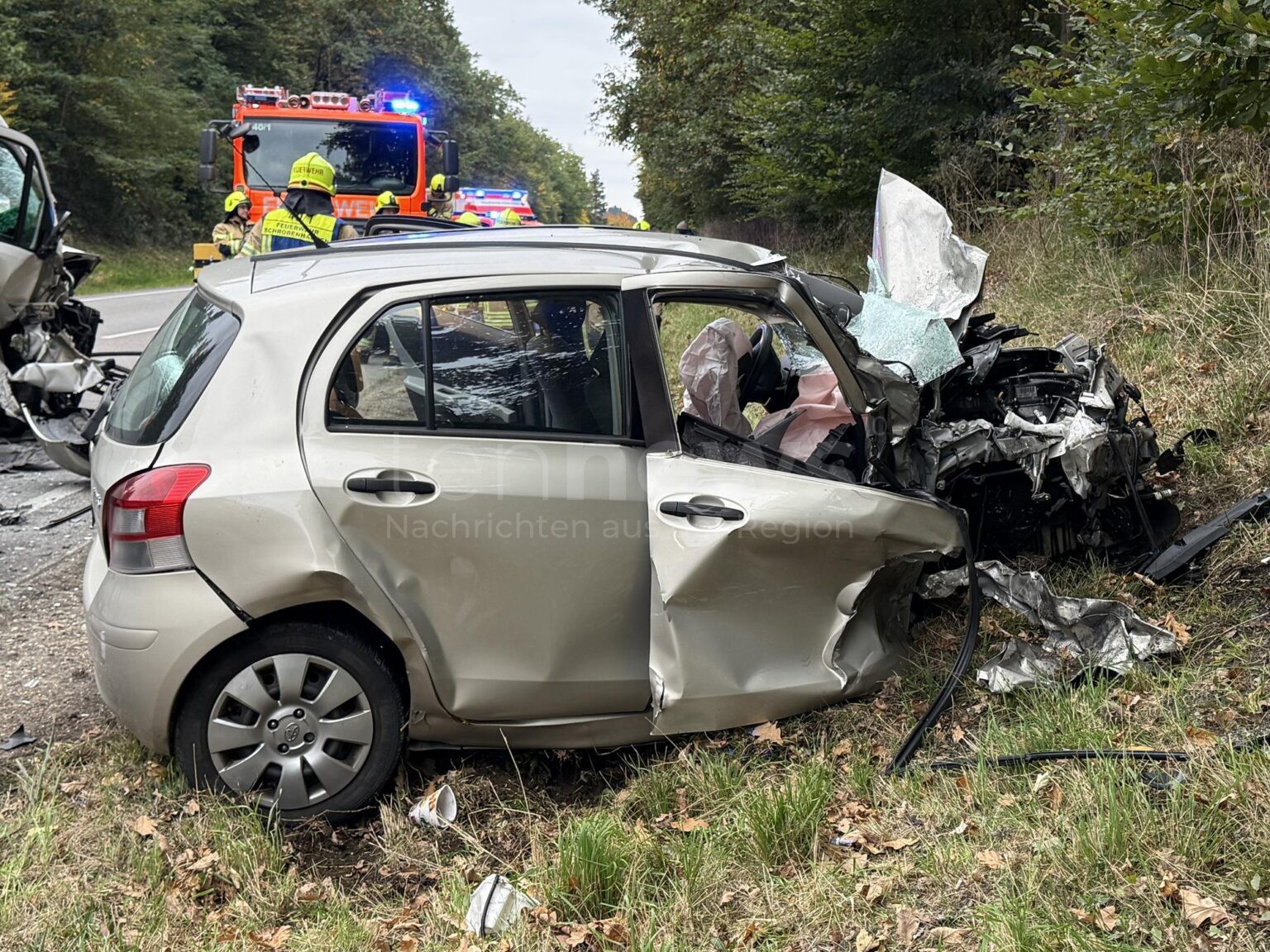 B300 BEI SCHROBENHAUSEN - 💥 Frontal-Crash am Sonntagnachmittag (12.10.2025)! Frau gerät auf Gegenfahrbahn - Vorderrad abgerissen! Hubschrauber im Einsatz! 🚁