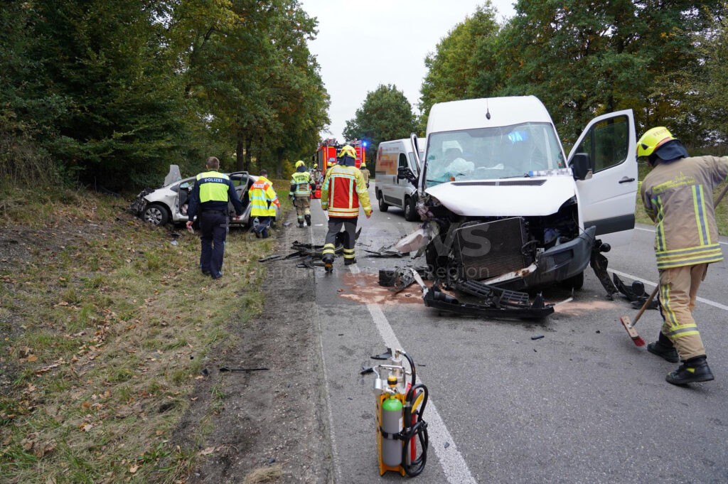 B300 BEI SCHROBENHAUSEN - 💥 Frontal-Crash am Sonntagnachmittag (12.10.2025)! Frau gerät auf Gegenfahrbahn - Vorderrad abgerissen! Hubschrauber im Einsatz! 🚁