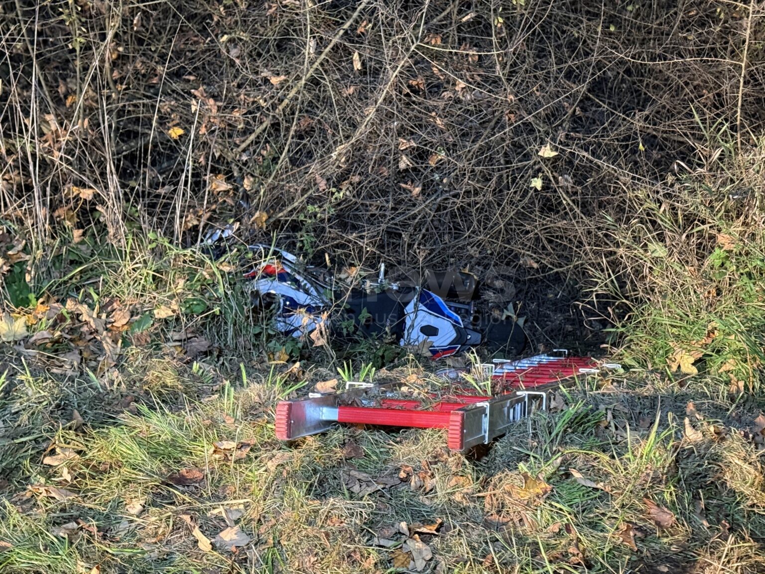 🏍️ ST2049 ZWISCHEN WOLNZACH UND OBERLAUTERBACH – Motorradfahrer kehrt nicht heim: Angehörige finden 69-Jährigen tot im Straßengraben am Sonntag (12.10.2025). 🕯️