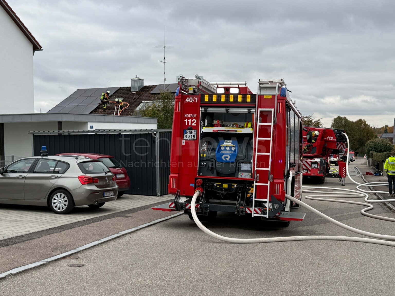🔥 REICHERTSHOFEN – Gartenhaus in Flammen am Montag (13.10.2025): Feuerwehr verhindert Übergriff auf Wohnhaus, eine Person verletzt. 🚒