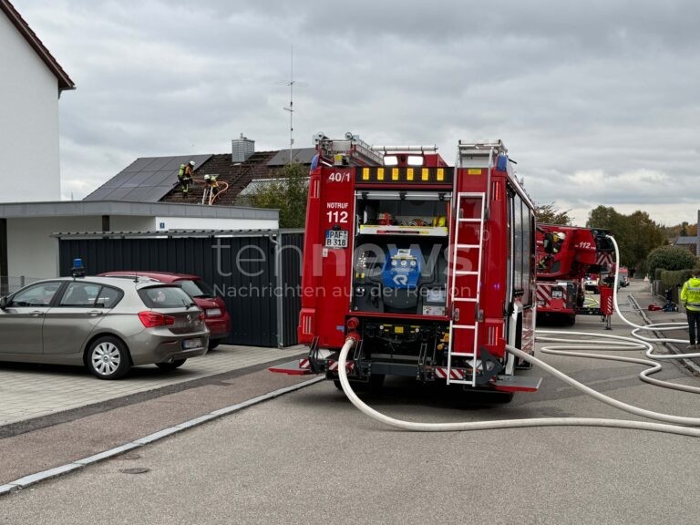 🔥 REICHERTSHOFEN – Gartenhaus in Flammen am Montag (13.10.2025): Feuerwehr verhindert Übergriff auf Wohnhaus, eine Person verletzt. 🚒