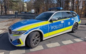 🚗 SCHROBENHAUSEN – Durch Navi in Wohnviertel gelotst: Autotransporter reißt Karosserie von Opel auf, 10.000 Euro Schaden, Polizei im Einsatz. 🚨