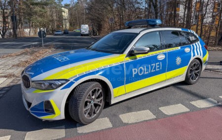 🚗 SCHROBENHAUSEN – Durch Navi in Wohnviertel gelotst: Autotransporter reißt Karosserie von Opel auf, 10.000 Euro Schaden, Polizei im Einsatz. 🚨
