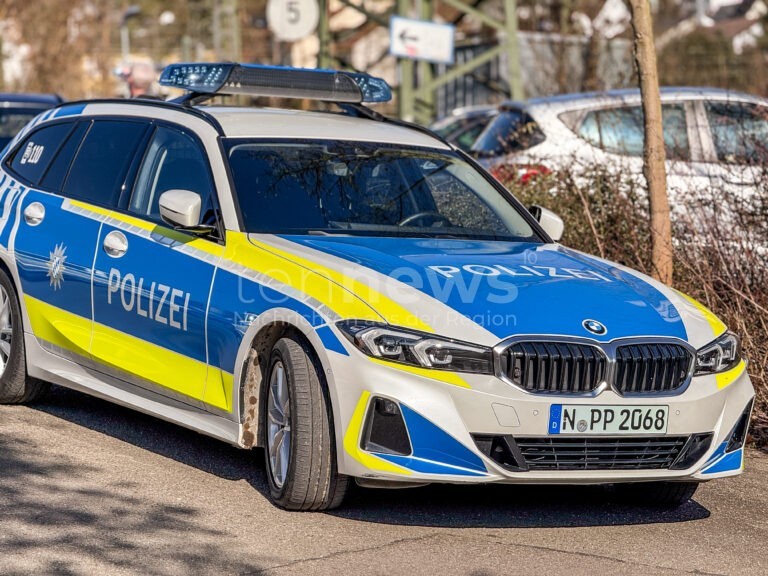 🚧 WAIDHOFEN-STADEL – Ortsschild umgeknickt, Zaun beschädigt in der Nacht (24./25.10.2025): Polizei bittet um Hinweise. 🚔