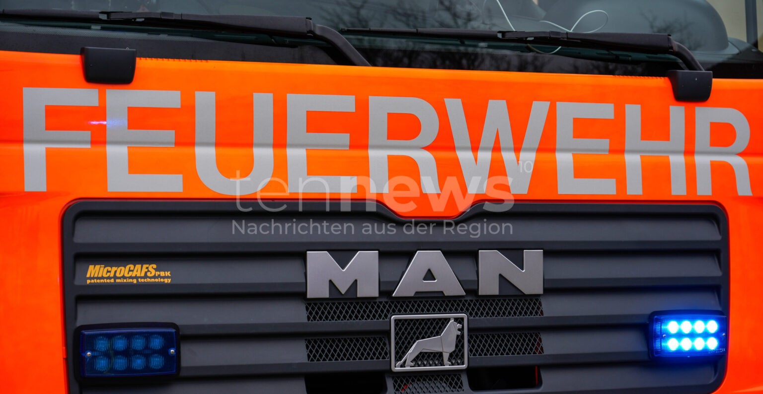 Mutiger Anwohner löscht selbst: Brand in Flüchtlingsunterkunft geht glimpflich aus - tennews KÖNIGSMOOS - 🔥 Brand in Flüchtlingsunterkunft in der Nacht auf Donnerstag (02.10.2025)! Anwohner löscht Feuer an Holztreppe selbst - niemand verletzt! 🚒