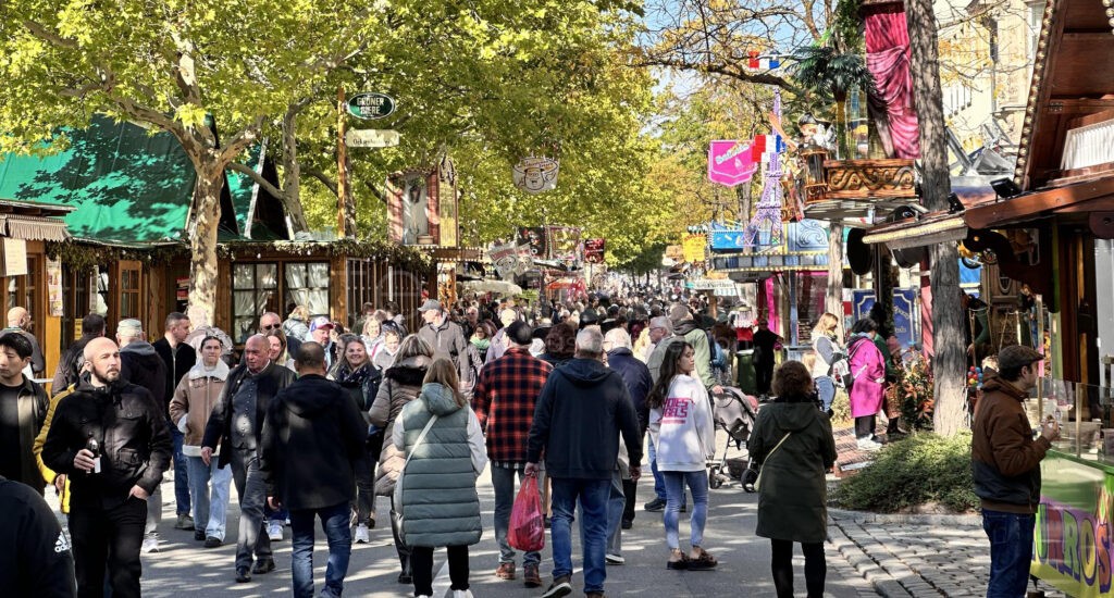 OB Jung eröffnet Michaelis-Kirchweih - Zwei Schläge für das erste Bier - tennews FÜRTH - 🎡 Michaelis-Kirchweih eröffnet! OB Jung zapft Freitag (03.10.2025) das erste Fass an, Tausende Besucher feiern Deutschlands größte Straßenkirchweih! 🍺