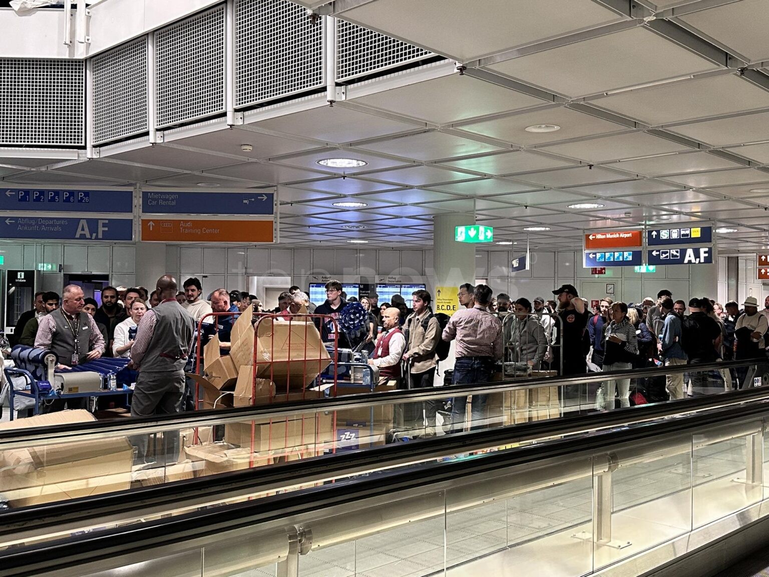 FLUGHAFEN MÜNCHEN – ✈️ Drohnensichtung stoppt am Freitag (3.10.2025) erneut den Flugbetrieb: 6.500 Passagiere betroffen, Flüge gestrichen, Nacht voller Frust und Ungewissheit. 🚨