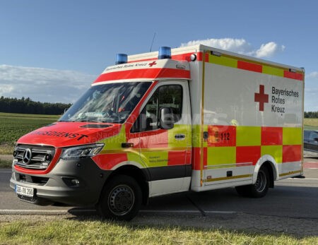 MÜNCHEN - Rettungswagen erfasst Schülerin am Freitag (24.10.2025) in Hadern! 14-Jährige läuft unvermittelt vor Einsatzfahrzeug - verletzt ins Krankenhaus!