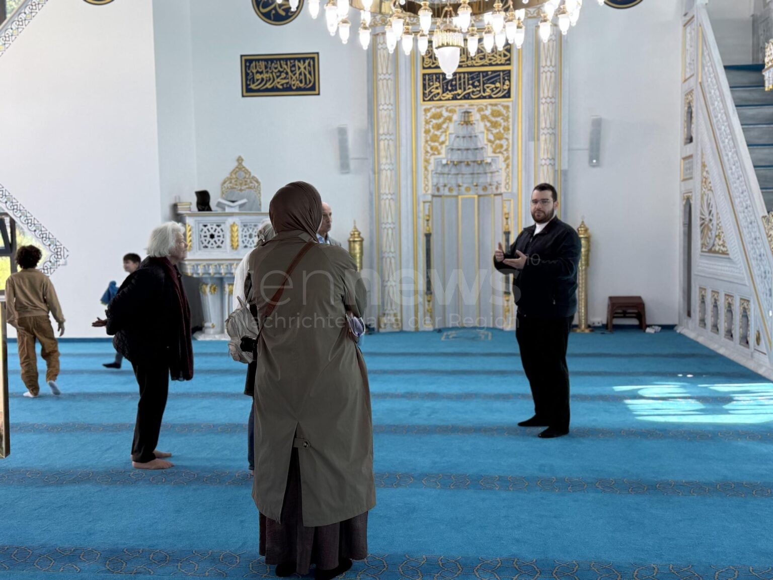 Brücken statt Vorurteile: 300 Gläubige feiern Tag der offenen Moschee in Schrobenhausen - tennews SCHROBENHAUSEN - 🕌 Tag der offenen Moschee am Freitag (03.10.2025)! 300 Gläubige feiern, Führungen zeigen Islam - Brücken bauen und Vorurteile abbauen! 🤝