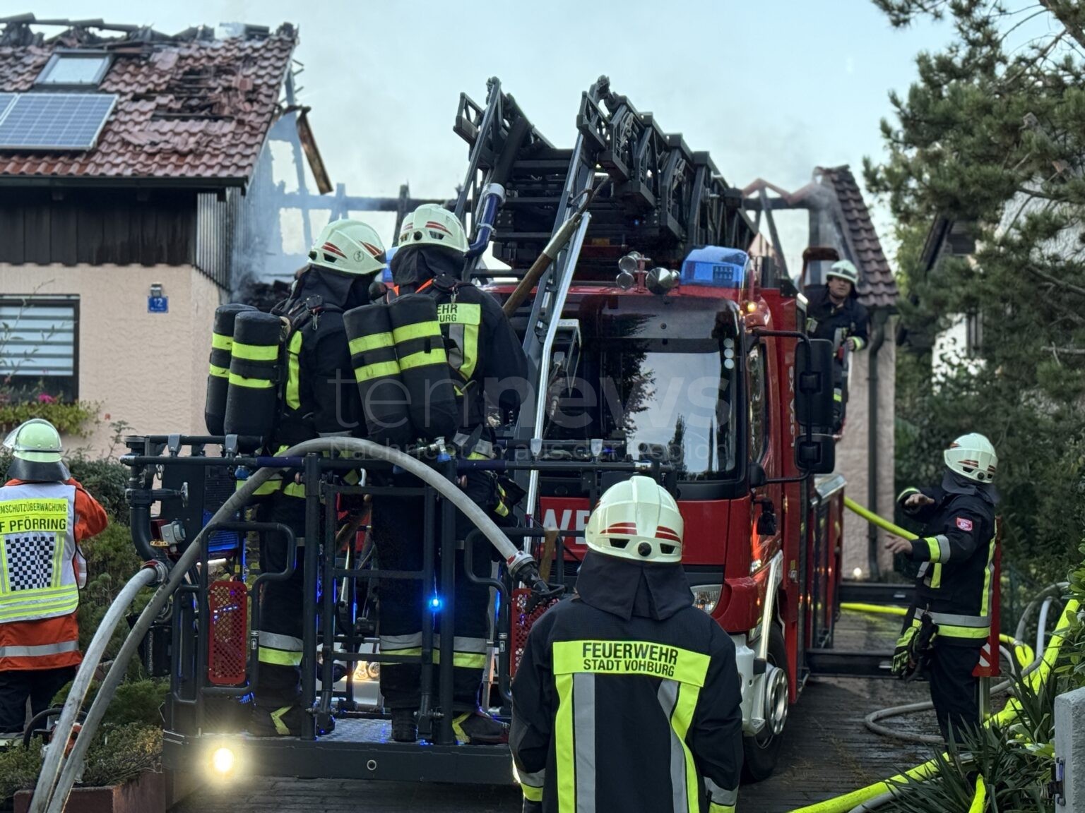 PFÖRRING – 🚒 Brand am Freitag (03.10.2025): Bewohner retten sich in letzter Sekunde, Flammen greifen auf Wohnhaus über, 400.000 Euro Schaden, Haus unbewohnbar. 🚨
