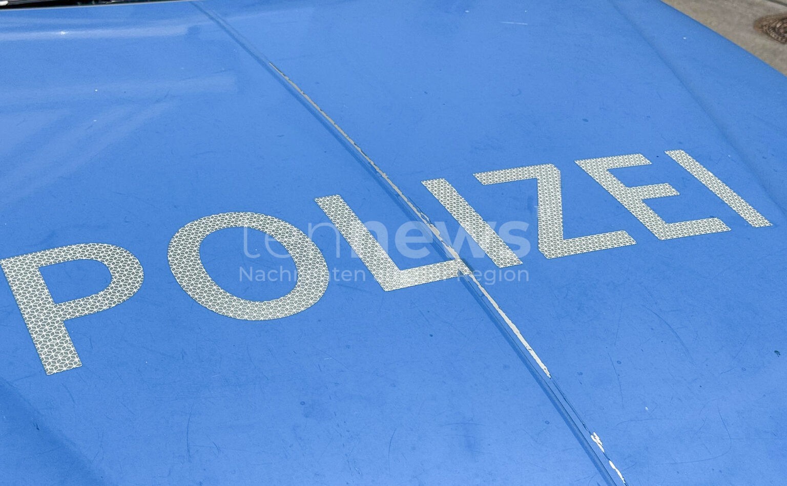 INGOLSTADT - 🚨 Randalierer am Montagabend (06.10.2025) am Hauptbahnhof! Mann (28) mit Metallstange bewaffnet - Polizei sucht Hinweise zu Fahrzeugschäden! 🚗