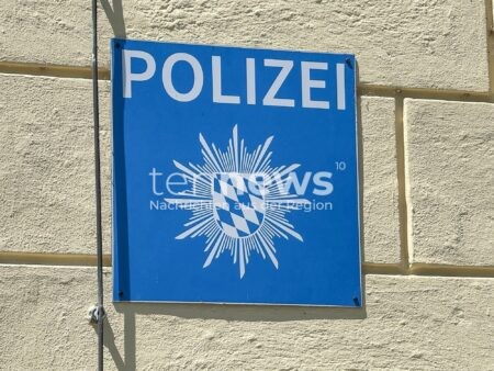 NÜRNBERG - Raubüberfall am Freitagabend (24.10.2025)! Maskierte Jugendliche überfallen Geschäft mit Messer - Duo flüchtet mit Bargeld, Kripo sucht Zeugen!