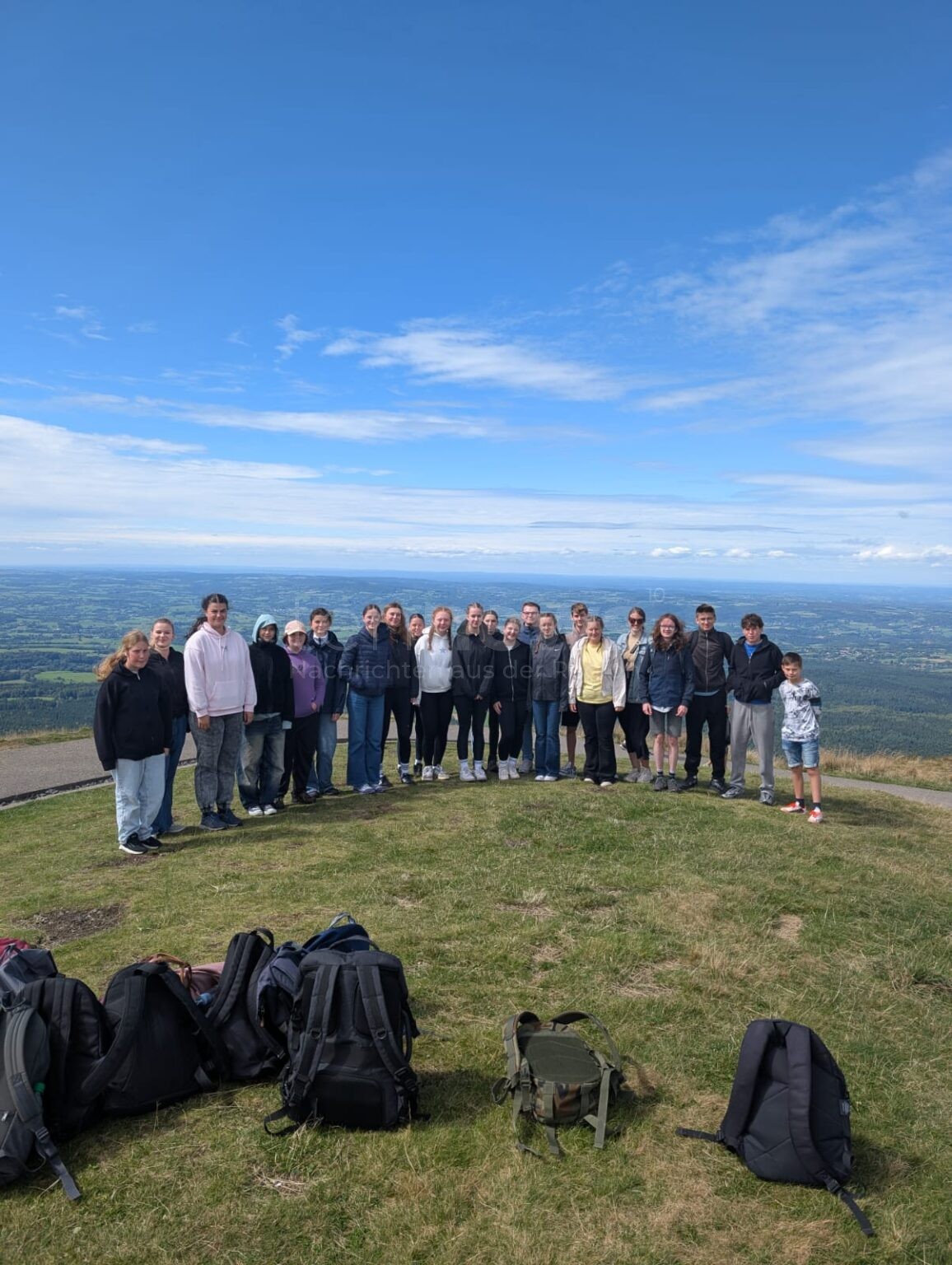 NEUMARKT - 🇫🇷 Jugendliche entdecken Partnerstadt Issoire! Sieben Tage voller Abenteuer, Vulkan-Wanderung und neue Freundschaften in der Auvergne! 🗼