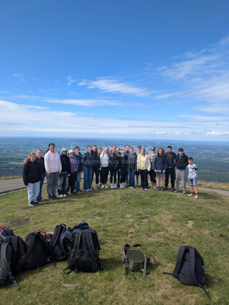 NEUMARKT - 🇫🇷 Jugendliche entdecken Partnerstadt Issoire! Sieben Tage voller Abenteuer, Vulkan-Wanderung und neue Freundschaften in der Auvergne! 🗼