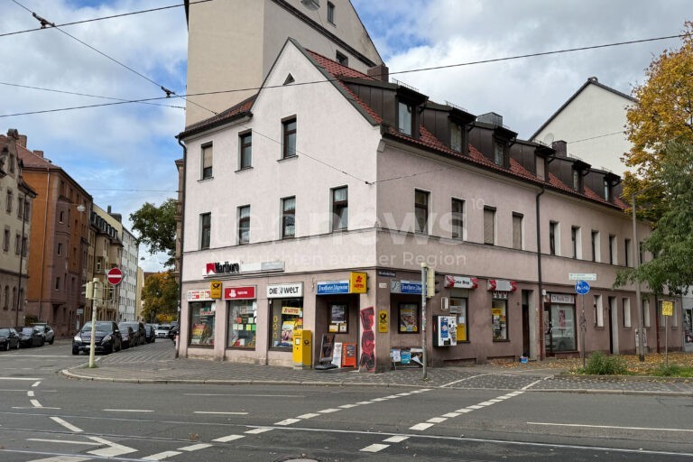 NÜRNBERG - 🏪 Einbruch in Lottoladen am Dienstag (21.10.2025)! Vermummte Täter flüchten mit mehreren Tüten - Polizeihubschrauber im Einsatz! 🚁