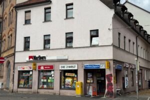 NÜRNBERG - 🏪 Einbruch in Lottoladen am Dienstag (21.10.2025)! Vermummte Täter flüchten mit mehreren Tüten - Polizeihubschrauber im Einsatz! 🚁