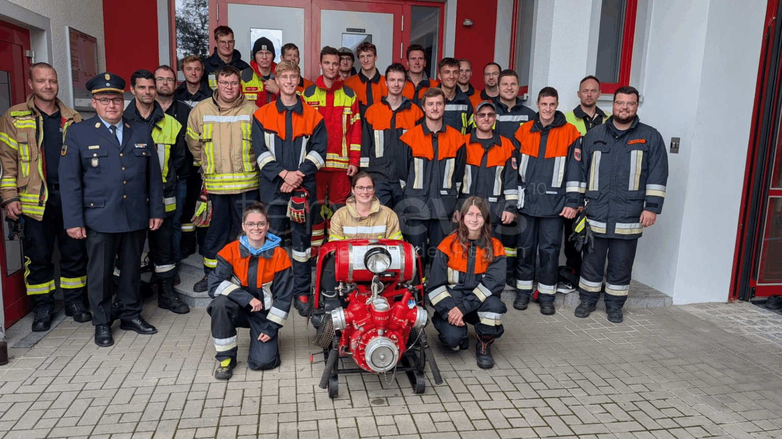Landkreis Neumarkt in der Oberpfalz: 23 neue Maschinisten für die Feuerwehren ausgebildet - tennews LANDKREIS NEUMARKT IN DER OBERPFALZ - 🚒 23 neue Maschinisten verstärken die Feuerwehren – erfolgreicher Abschluss des Lehrgangs, Theorie und Praxis gemeistert! 👩‍🚒