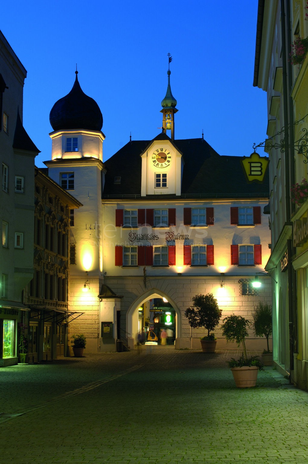 Geheimnisvolle Stadttouren im November: Rosenheimer StadtfĂŒhrer laden verschiedenen Touren ein! - tennews ROSENHEIM - đ Geheimnisvolle StadtfĂŒhrungen im November! Friedhof-, NachtwĂ€chter- und SeelenwĂ€rmer-Touren entdecken Rosenheims dunkle Seiten! đ°