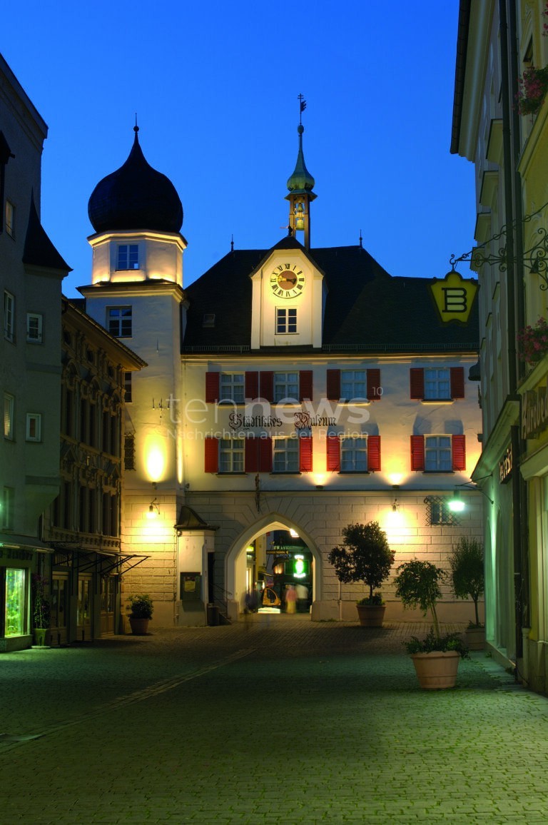 ROSENHEIM - 🌙 Geheimnisvolle Stadtführungen im November! Friedhof-, Nachtwächter- und Seelenwärmer-Touren entdecken Rosenheims dunkle Seiten! 🏰