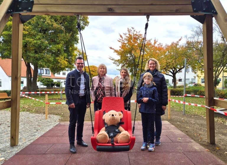 DONAUWÖRTH - ♿ Erste Inklusionsschaukel am Mittwoch (15.10.2025) eröffnet! Familie Drabek macht Spielplatz in Riedlingen barrierefrei! 🎠