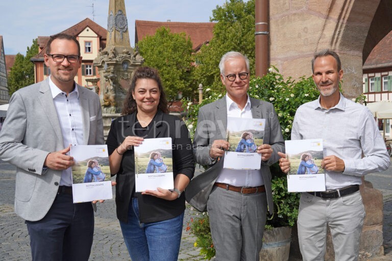SCHWABACH - 📋 Neue Notfallmappe vorgestellt! 1.000 kostenlose Exemplare im Bürgerbüro - auch als PDF-Download verfügbar! Wichtiges Vorsorge-Werkzeug! 🏥