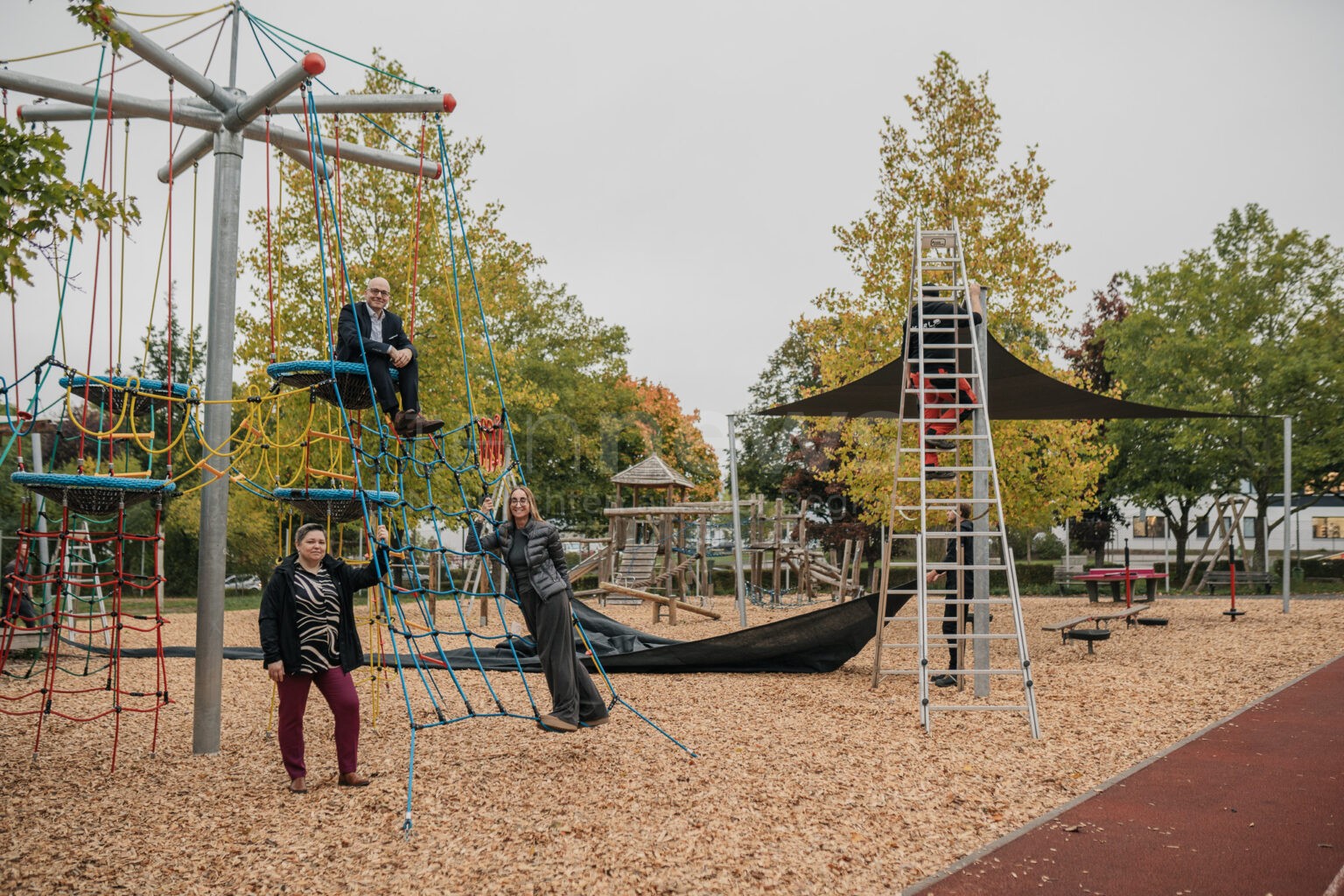 BAD KISSINGEN - 🧗 Neues Klettergerüst "Vogelnestbaum" begeistert Sinnberg-Schüler seit Donnerstag (10.10.2025)! Sogar OB Vogel testete das Gerät! 🌳