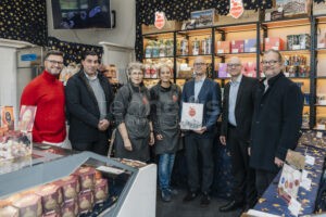 BAD KISSINGEN - 🍪 Lebkuchen-Schmidt eröffnet Filiale im Littmannhaus! OB Dr. Vogel besuchte am Mittwoch den neuen Standort der Nürnberger Traditionsbäckerei! 🎄