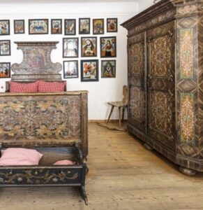ROSENHEIM - 🪑 Vortrag zum Perthaler Zimmer am 16.10.: Kunstvolle Möbel, seltene Maltechnik und spannende Forschungsergebnisse im Museum! 🎨
