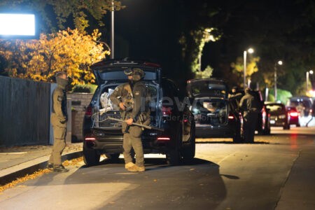 PULLACH - 🔫 Bedrohung am Dienstag (21.10.2025) eskaliert! Spezialkräfte nehmen 47-Jährigen mit Spielzeugpistole fest - in Psychiatrie gebracht! 🚔
