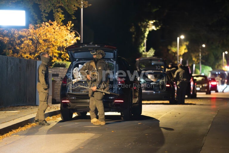 PULLACH - 🔫 Bedrohung am Dienstag (21.10.2025) eskaliert! Spezialkräfte nehmen 47-Jährigen mit Spielzeugpistole fest - in Psychiatrie gebracht! 🚔
