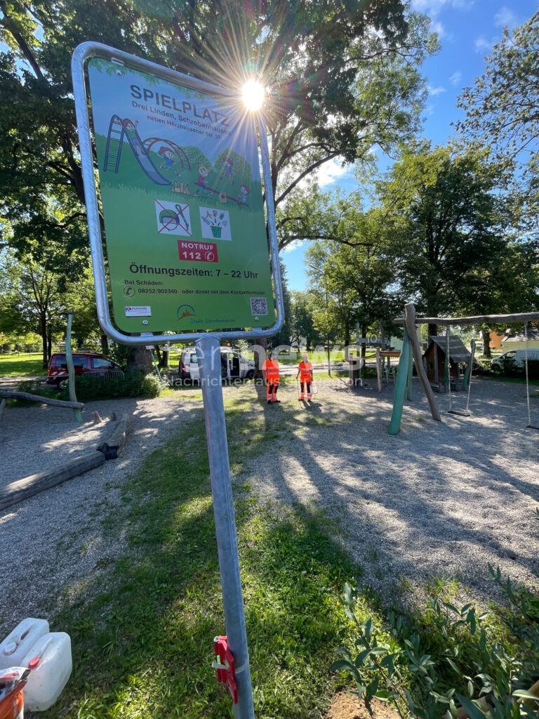 SCHROBENHAUSEN - 🎠 Spielplatz-Schilder für mehr Sicherheit! 33 neue Info-Tafeln mit genauer Adresse - weil im Notfall jede Sekunde zählen kann! 🚑
