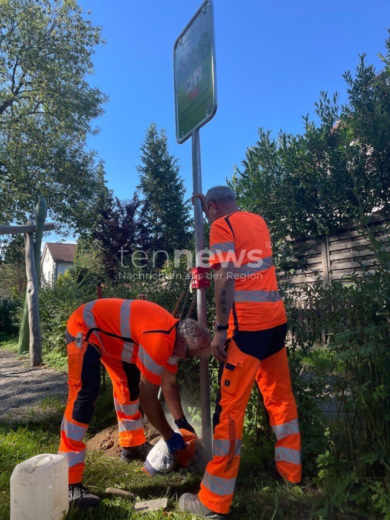 Im Notfall zählt jede Sekunde: Neue Schilder für 33 Spielplätze in Schrobenhausen - tennews SCHROBENHAUSEN - 🎠 Spielplatz-Schilder für mehr Sicherheit! 33 neue Info-Tafeln mit genauer Adresse - weil im Notfall jede Sekunde zählen kann! 🚑