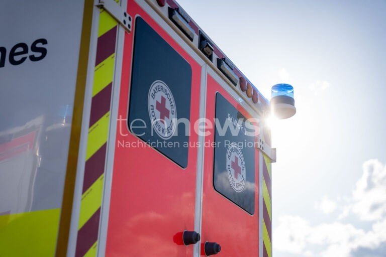 🚗 A9 BEI SCHNAITTACH – Auto schleudert bei Regen unter Leitplanke am Samstag (25.10.2025): Fahrer schwer verletzt, 150.000 Euro Schaden. 🚨