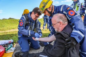 THW übt Ernstfall: 175 Helfer trainieren Zivilschutz gegen Drohnen und Saboteure! - tennews NÜRNBERG - 🚁 THW Bayern trainiert Zivilschutz-Übung "Blaues Chamäleon" mit 175 Helfern! Drohnenangriffe und Saboteure simuliert! 🛡️