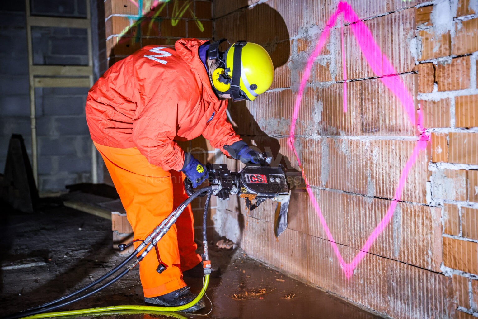 NÜRNBERG - 🚁 THW Bayern trainiert Zivilschutz-Übung "Blaues Chamäleon" mit 175 Helfern! Drohnenangriffe und Saboteure simuliert! 🛡️